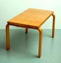 Berkenhouten L-leg bijzettafeltje ontwerp Alvar Aalto 1933-'35 uitvoering Artek / Finland of Hedemora Factory / Zweden ca.1950 