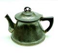Tinnen theepot met florale reliëf-decoratie op deksel en met zwarthouten handvat uitvoering Orivit / Duitsland 1901-'05 