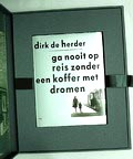  Ga Nooit op Reis Zonder Koffer met Dromen fotograaf Dirk de Herder 1e druk uitgave van Thomas Rap Amsterdam 1993 speciale gelimiteerde uitgave in doos met foto Parijs 1946 tekst door Marijke Winnubst vormgeving Rudo Hartman gesigneerd en gestempeld 