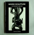  Negro sculpture a photographic approach fotograaf Martien Coppens 1e druk uitgave van Drukkerij en Uitgeversbedrijf Lecturis 1975 tekst en vormgeving door Martien Coppens oplage van 1000 exemplaren 