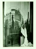Silver print Etalage fotograaf Leonard Freed 1929 - 2006 aan de achterzijde gestempeld Later Print in potlood 1960's page 167 64-2-7-40 handtekening van Leonard Freed 