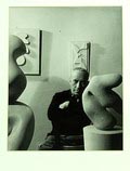  Silver print Jean Arp in atelier 1948/1949 fotograaf Emmy Andriesse 1914 - 1953 druk uit 1975 door Wies Meesters foto is onderdeel van een serie portretten van kunstenaars in hun atelier gemaakt in opdracht van het Stedelijk Museum Amsterdam 1948 - 1949 deze druk is gemaakt in opdracht van Galerie Fiolet t.b.v een tentoonstelling in het van Gogh Museum / Amsterdam in 1975 
