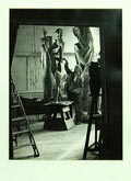  Silver print Ossip Zadkine in atelier 1948/1949 fotograaf Emmy Andriesse 1914 - 1953 druk uit 1975 door Wies Meesters foto is onderdeel van een serie portretten van kunstenaars in hun atelier gemaakt in opdracht van het Stedelijk Museum Amsterdam 1948 - 1949 deze druk is gemaakt in opdracht van Galerie Fiolet t.b.v een tentoonstelling in het van Gogh Museum / Amsterdam in 1975 
