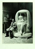 Silver print Wessel Couzijn in atelier 1948/1949 fotograaf Emmy Andriesse 1914 - 1953 druk uit 1975 door Wies Meesters foto is onderdeel van een serie portretten van kunstenaars in hun atelier gemaakt in opdracht van het Stedelijk Museum Amsterdam 1948 - 1949 deze druk is gemaakt in opdracht van Galerie Fiolet t.b.v een tentoonstelling in het van Gogh Museum / Amsterdam in 1975 