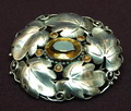 Zilveren broche met één grote facet geslepen citrien met daar omheen vijf kleintjes ontwerp uitvoering Theodor Fahrner Pforzheim ca.1914 