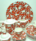 Ontbijt servies 15-dlg incl dienschaal Limited Edition met certificaat 427/1000 in orginele doos ontwerp Keith Haring 1991 uitvoering Villeroy Boch / Duitsland Borden 6x diam 22 cm Dienschaal 1x diam 33 cm Kop schotels 6x diam schotels 14,8 cm Theepot met deksel hoog 20,6 cm Suikerpot met deksel hoog 10,6 cm Melkkannetje hoog 9 cm 
