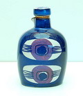 Aardewerk schenkkan Aluminia met kurkstop handbeschilderd met abstracte decoratie ontwerp Inge Lise Koefoed uitvoering Royal Copenhagen / Denemarken ca.1960 