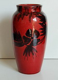 Rood geglazuurde aardewerk vaas met florale decoratie in zwart uitvoering Maarssen 1927-'30 voorheen St.Lukas / Utrecht 