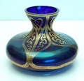 Kobaltblauw vaasje met goudkleurige decoratie op goudluster ondergrond ontwerp toegeschreven aan Fritz Heckert / Duitsland ca.1900 
