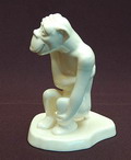 Wit aardewerk sculptuur van aap zittend op staart uitvoering Zuid-Holland / Gouda ca.1930 