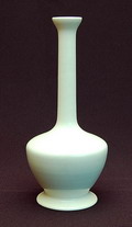 Wit aardewerk vaas met lange slanke hals uitvoering Zuid-Holland ca.1930 