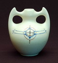 Wit aardewerk vaas met twee oren en geometrische lijnmotieven in de kleuren blauw en bruin ontwerp Bert Nienhuis uitvoering Goedewaagen / Distel ca.1930 