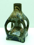 Polychroom beschilderde glansplateel vaas met vier oren en florale decoratie decor ontwerp W.A.Muller uitvoering Plateelbakkerij Zuid-Holland / Gouda ca.1905 