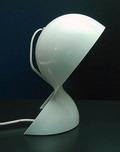 Kunststof lamp model Dalú uitgevoerd in melamine ontwerp Vico Magistretti 1969 uitvoering Artemide / Italie 