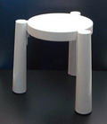 Witte bijzettafel/kruk Stooble ontwerp Anna Castelli Ferrieri 1987 uitvoering Kartell / Italie 