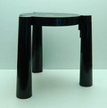 Zwarte bijzettafel/kruk Stooble ontwerp Anna Castelli Ferrieri 1987 uitvoering Kartell / Italie 