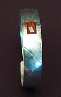 Zilveren bovenarmband met facetgeslepen carneool in Amsterdamse School stijl ontwerp uitvoering G van den Bergh Schoonhoven 1900-1935 