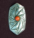 Geciseleerde zilveren broche met bloedkoraal in Amsterdamse School stijl ontwerp uitvoering Gebr.Reggers / Amsterdam 1925-'34 