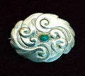 Geciseleerde zilveren broche met nefriet ontwerp uitvoering Bernard Hertz Denemarken ca.1950 