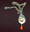 Geciseleerde zilveren hanger met bloedkoralen cabuchon pendant aan zilveren ketting ontwerp uitvoering C.Boon Schoonhoven 1923-'40 