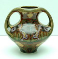Aardewerk oorvaas met polychrome florale decoratie vlinder op beide zijden uitvoering de Distel / Amsterdam ca.1900 