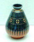 Glansplatelen vaasje met polychrome geometrische decoratie uitvoering de Distel / Amsterdam ca.1905 