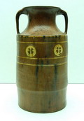 Lichtbruine oorvaas met sgrafitto decoratie ontwerp uitvoering W.C.Brouwer / Leiderdorp 1904 