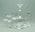 Servies Corona 46-delig ontwerpen door Gerard Thomassen 1966 en door H.K.H prinses Beatrix en Z.K.H prins Claus uitgekozen als huwelijksgeschenk van het nederlandse volk uitvoering Leerdam 1x Wijnkaraf hoog 25,8 cm 7x groot wijnglas hoog 15,3 cm 8x sherryglas hoog 15 cm 8x bitterglas hoog 10,8 cm 8x champagne coupe hoog 13,2 cm 8x longdrink beker hoog 15,9 cm 5x whisky beker hoog 8,7 cm 1x kandelaar diam 8,7 cm stootplek op bovenkant 
