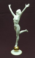 Wit geglazuurd beeld van vrouw op goudkleurige bal ontwerp Karl Tutter ca.1935 uitvoering Hutschenreuter / Duitsland ca.1975 