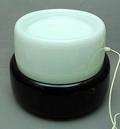 Lamp paars/zwarte onderkant met losse melkglazen bovenkant waarin lamp ontwerp Timo Sarpaneva 1970 voor Rosenthal / Duitsland uitvoering Iittala / Finland 