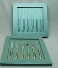 Set van zes roestvrijstalen steakmessen ontwerp Philippe Starck 1986 uitvoering Laguiole / Frankrijk Maakt deel uit van de permanente collectie van het MoMa Museum of Modern Art in N.Y 