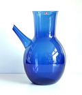 Blauwe schenkkan zonder handvat ontwerp Timo Sarpaneva ca.1960 uitvoering Iittala / Finland 