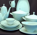 58-dlg diner ontbijt servies Goldene Medaille 11 Triennale Mailand 1957 ontwerp Dr Hermann Gretsch Heinrich Löffelhard uitvoering Arzberg / Duitsland Ontbijtborden 18x diam 19,3 cm Dinerborden 12x diam 24 cm Diepe borden 12x diam 20 cm Dekschalen groot 2x hoog 19 cm Dekschalen klein 2x hoog 16 cm Rechthoekige dienschaal 1x lang 35,5 cm Rechthoekige dienschaal 1x lang 33 cm Rechthoekig dienschaaltje 2x lang 22,5 cm Diepe dienschaal 1x diam 21,5 cm Sauskom 1x hoog 8,5 cm Melkkannetje 1x hoog 10 cm Suikerpot met deksel 1x hoog 11,5 cm Theepot 1x hoog 16,5 cm Koffiepot 1x hoog 24,5 cm Kop schotels 4x diam schotels 15 cm Totaal aantal onderdelen 71 stuks 