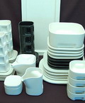 34-delig eetservies uitgevoerd in zwart wit ontwerp Makio Hasuike Japan 1938 voor Laveno / Italie ca.1975 Ontbijtbordje wit 4x 20 x 20 cm Ontbijtbordje zwart 4x 20 x 20 cm Dinerbord wit 4x 25 x 25 cm Kop schotel klein wit 4x schotel 12 x 12 cm Kop schotel groot wit 4x schotel 14 x 14 cm Kop schotel groot zwart 4x schotel 14 x 14 cm waarvan één schotel met chip Theepot met deksel hoog 12 cm zichtbaar craquelé Melkkan hoog 12 cm Suikerpot met deksel hoog 6,5 cm Dienschaal 19 x 19 cm ingelijmde chip aan rand Langwerpige schotel 25 x 50 cm Vierkante schotel 30 x 30 cm Dessertbakjes 4x Totaal aantal onderdelen 48 stuks 