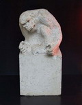 Sculptuur Aap uitgevoerd in travertin ontwerper en uitvoering onbekend vermoedelijk Nederlands ca.1925 
