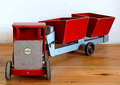 Rood en zilver beschilderde houten kiepauto met orginele metalen wielen met rubberbandjes ontwerp Ko Verzuu ca.1930 uitvoering ADO Arbeid Door Onvolwaardigen Berg en Bosch 