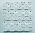 Een relief met wit geschilderd geometrische motieven in karton en papier-maché ontwerp uitvoering Jaap Egmond Amstelveen 1971 
