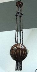 Bolvormige roodkoperen Amsterdamse School hanglamp ca.1925 hangt aan vier koorden met houten ballen ontwerp uitvoering mogelijk Winkelman en v/d Bijl 