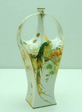  Eierschaal vaasje model ontworpen in 1900 door Jurriaan Kok vierzijdig met smalle ronde hals en twee oren polychrome decoratie van vogel en planten/bloemen geschilderd door J.W.van Rossum uitvoering Rozenburg 1904 / Den Haag 