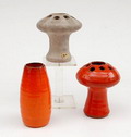  Drie aardewerk vazen 2x geranium-rood geglazuurd 1x met mat-glazuur ontwerp uitvoering Jaap Ravelli ca.1970 