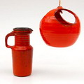  Aardewerk geranium-rood geglazuurde oorkan hoog 18,8 cm een zgn Keramobile diam 15,5 cm ontwerp uitvoering Jaap Ravelli ca.1970 