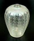  Glazen vaas met geëtste decoratie van bladeren Tournai ontwerp R.Lalique 1924 uitvoering Lalique / Frankrijk 