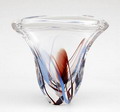  Dikwandige helder glazen KristalUniek vaas met gekleurde glasslierten in lila en bruin-rood ontwerp Max Verboeket 1960 uitvoering Kristalunie Maastricht 