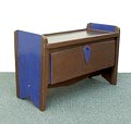  Houten kist/buffetje met naar voren opengaande klep gelakt in bruin/grijs paars ontwerp uitvoering Hildo Krop Herkomst Uitgevoerd ca 1930 gemaakt voor eigen gebruik in zijn atelier aan de Plantage Muidergracht in Amsterdam In 1964 in gebruik genomen in zijn atelier in Schoorl waar het tot voor kort heeft gestaan 