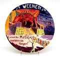  Aardewerk wandbord met polychrome decoratie en met tekst 19 Weenen 19 o vreselike Moloch voortdurende honger uitvoering Ivora / Gouda voor M.Bup.H B Pollmann Nijmegen 1919 