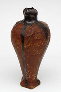  Aardewerk vaas met reliëf decoratie van waterlelie bladeren met vierkante hals uitvoering de Distel / Amsterdam ca.1900 