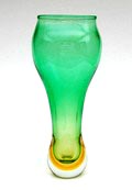  Glazen Sommerso vaas groene kern aan onderzijde geel glazen overlay toegeschreven aan Cenedese Murano / Italië ca.1960 