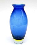  Glazen Sommerso vaas blauwe kern met aan onderzijde geel glazen overlay toegeschreven aan Cenedese Murano / Italië ca.1960 