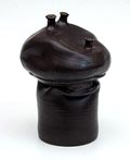  Aardewerk sculpture/vaas ontwerp uitvoering onbekend gesigneerd met eland R 