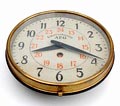  Wandklok Elektrochronos geschilderd metalen kast met messing rand ontwerp Peter Behrens uitvoering AEG Duitsland 1907-'14 
